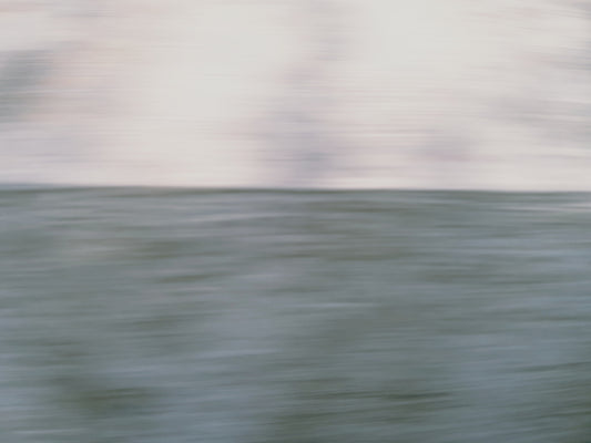 Dark see - Grey sky